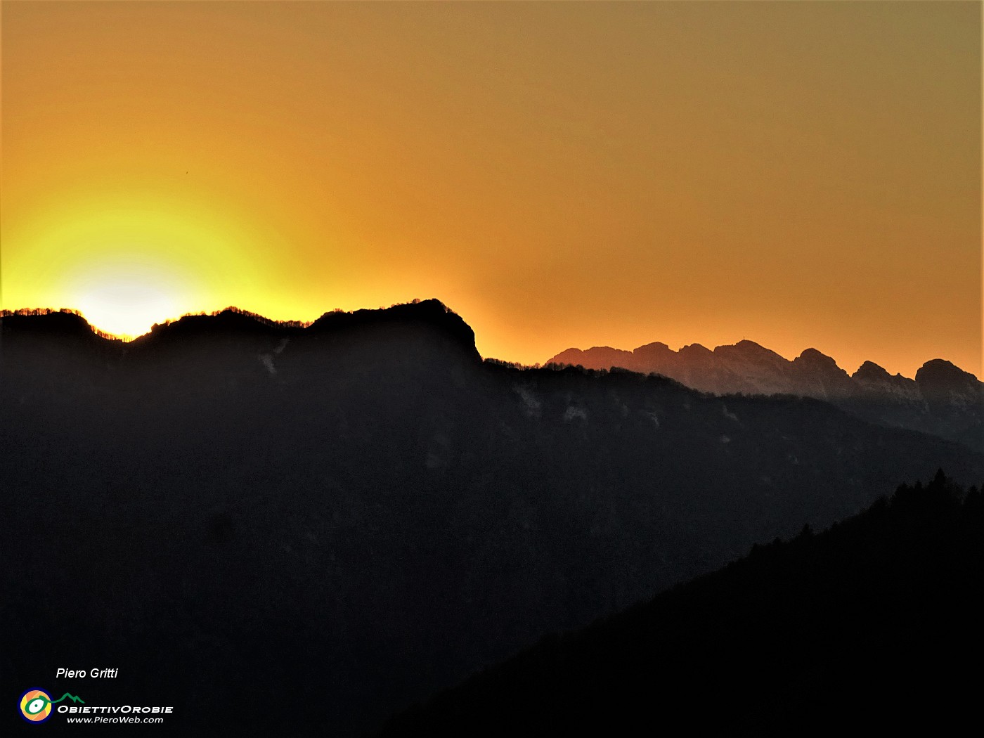 06 Splendido tramonto del sole sul Monte Sornadello con accanto il Resegone.JPG